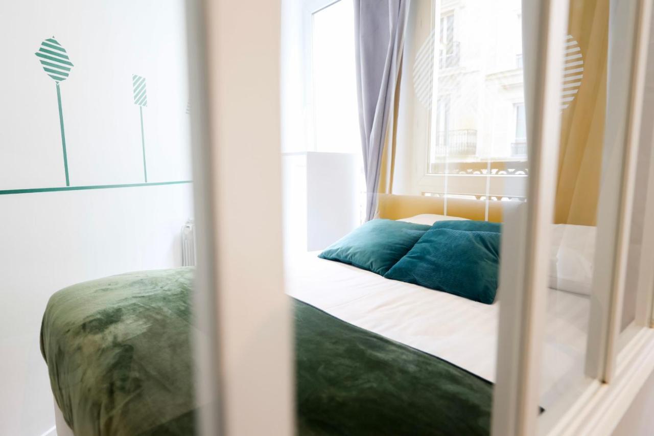 Green Apartment Near Montmartre And Opera Paris Bagian luar foto